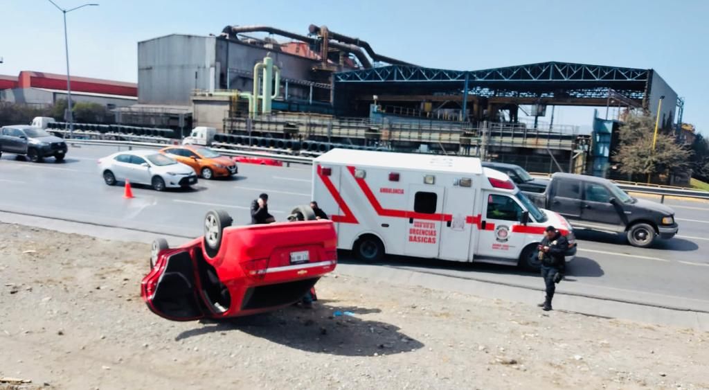 Vuelca para evitar impactar a otro vehículo en la Saltillo-Monterrey