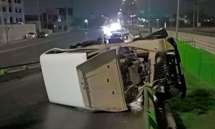 Saltillo: Dejan abandonada camioneta, sufren volcadura sobre V.Carranza