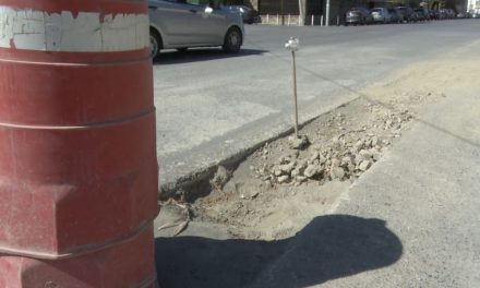 Piden a AGSAL reparación: dejan profundo bache en ciclovía de Saltillo