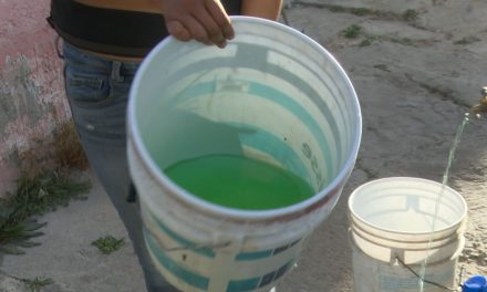 Contaminan agua en Arteaga; advierte alcalde que acto es un delito y se busca al responsable