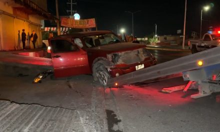 Hombre bajo los influjos del alcohol derribó un par de luminarias en Saltillo
