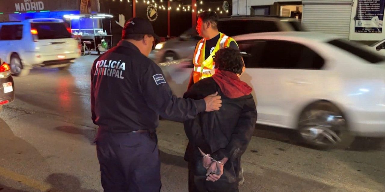 Hombre ataca a bomberos de Saltillo con piedras