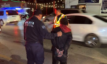 Hombre ataca a bomberos de Saltillo con piedras
