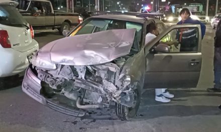 Mujer termina con auto destrozado en Saltillo al pasarse la luz roja