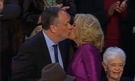 ¿Esposa de Joe Biden se besó en la boca con el marido de Kamala Harris?