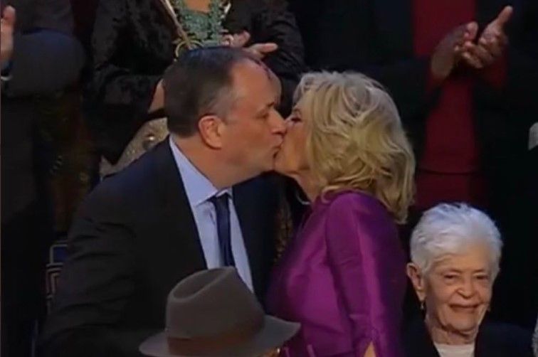 ¿Esposa de Joe Biden se besó en la boca con el marido de Kamala Harris?