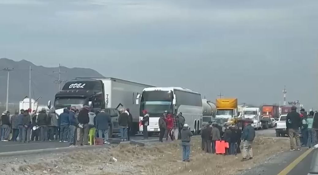 Extrabajadores de AHMSA bloquean carretera