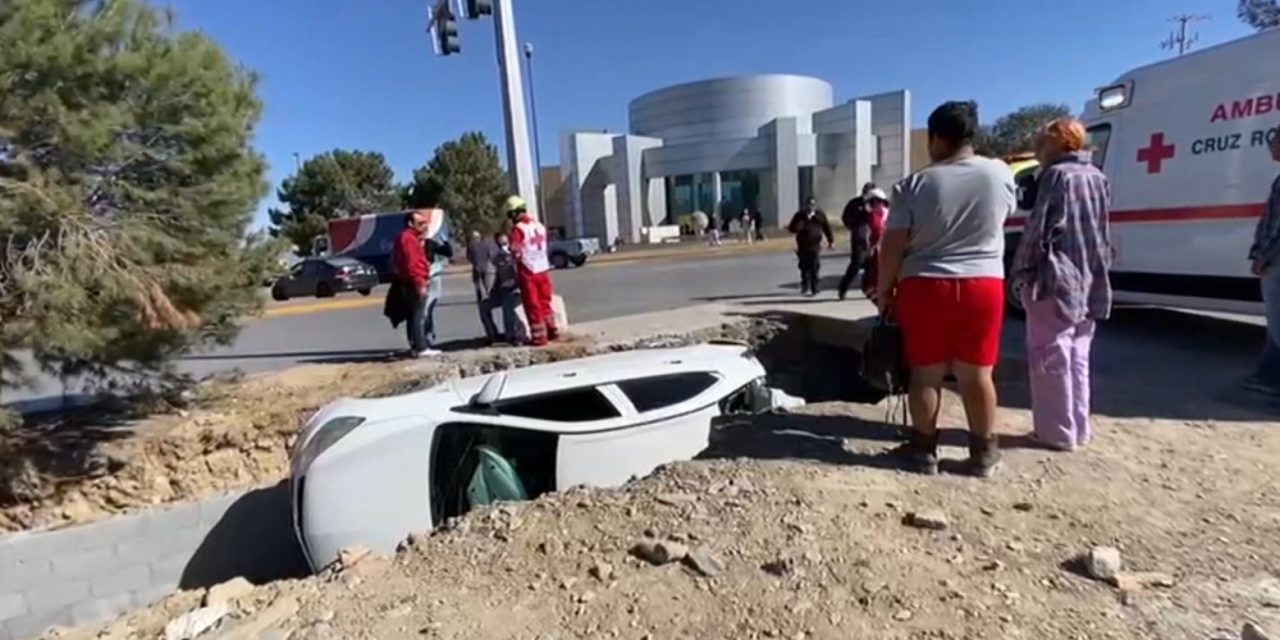 Camión lo choca por alcance y lo proyectan a un canal pluvial