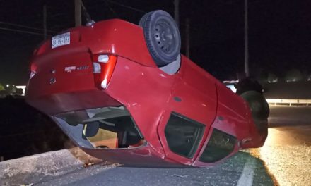 Saltillo: Velocidad lo llevó a volcar su coche; conductor fue trasladado a un hospital
