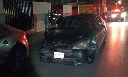 Hombre se queda dormido y ‘despierta’ al chocar 3 autos estacionados en Saltillo