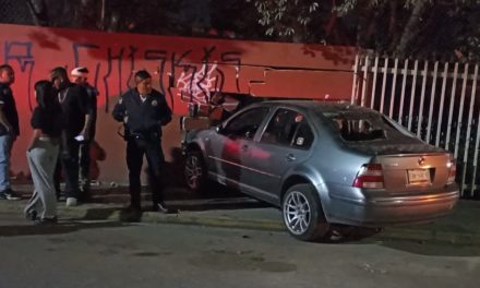 Jóvenes escapan de una riña y terminan chocando contra una escuela en Saltillo