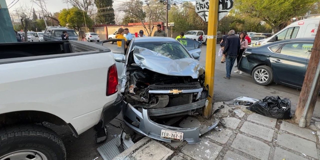 Saltillo: Mujer se pasa un alto y ocasiona un fuerte accidente que deja miles de pesos en daños