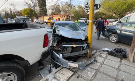 Saltillo: Mujer se pasa un alto y ocasiona un fuerte accidente que deja miles de pesos en daños