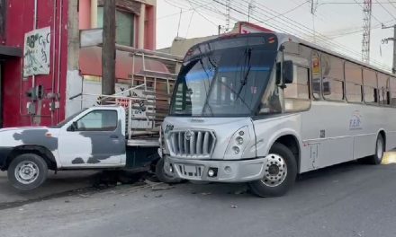 Choca transporte de personal en Saltillo; se queda dormido