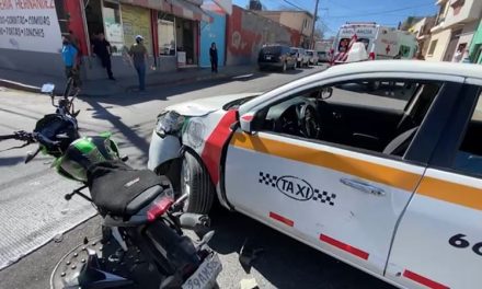 Motociclista se impacta contra taxista: una mujer lesionada en Centro de Saltillo