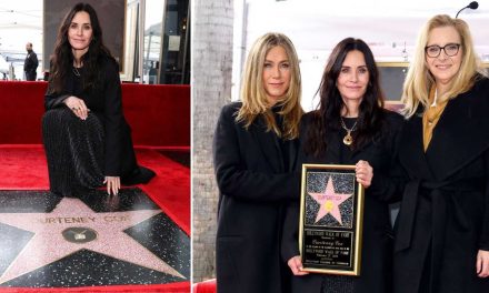 Se reúnen las amigas de ‘Friends’ para celebrar estrella de la fama de Courteney Cox (video)