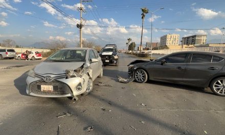 Accidente al norte de Saltillo deja daños materiales