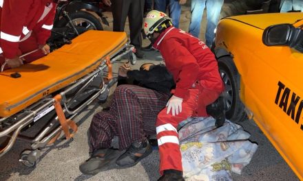 Quita derecho de paso a motociclista y termina en ambulancia en Saltillo