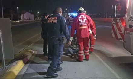 Saltillo: Derrapa por conducir ebrio en su moto sobre bulevar Fundadores