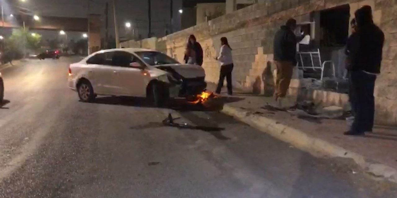 Mujer impacta su auto y derriba barda de domicilio en Saltillo