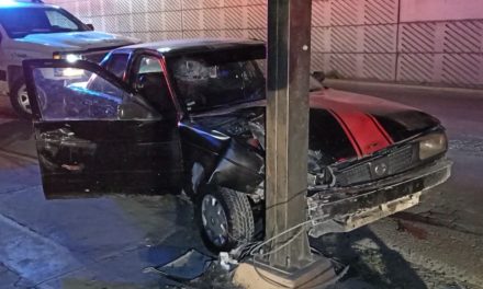 En lugar de llegar a casa, mujer termina en urgencias al ensartarse contra poste en Saltillo