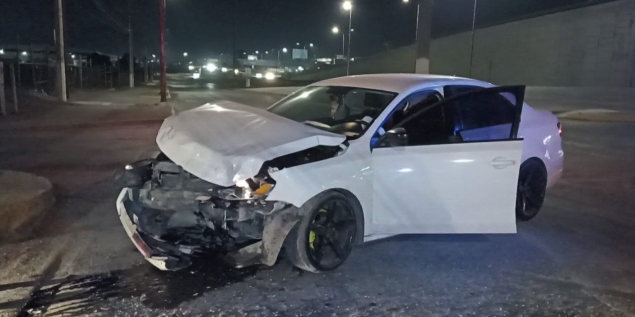 Se le hizo fácil volarse el semáforo y termina chocando un taxi en Saltillo