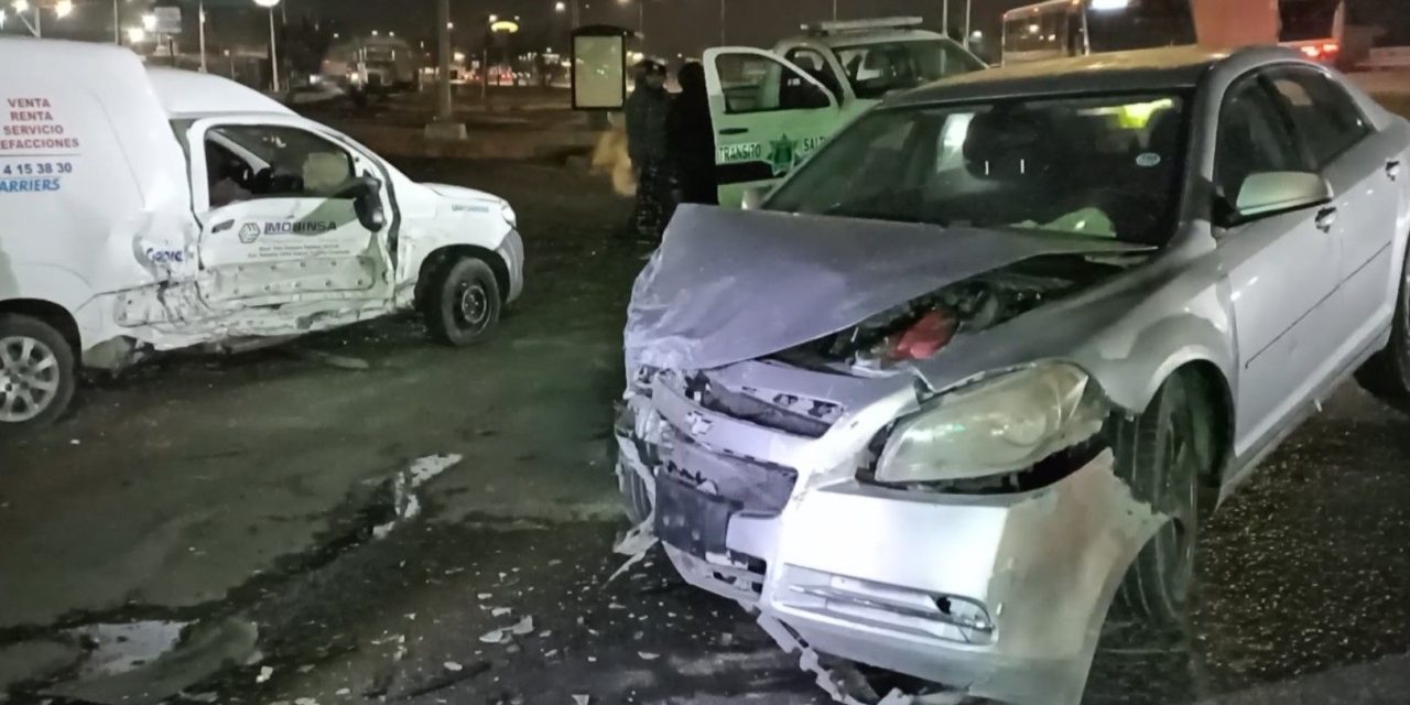 Por no esperar su flecha, camioneta causa accidente en Saltillo