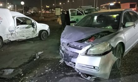 Por no esperar su flecha, camioneta causa accidente en Saltillo