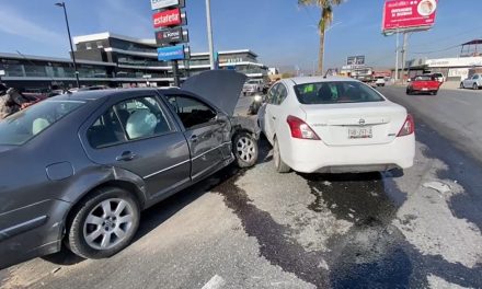 Hombre brinca el camellón y provoca colisión al norte de Saltillo