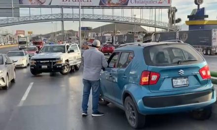 Una dormitada le cuesta a una joven un choque en Saltillo