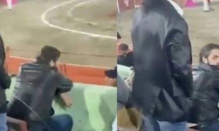 Video: Hombre no se aguanta y decide orinar frente a todo un graderío en la plaza de toros