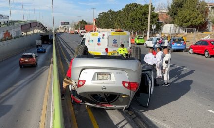 Mujer termina en un hospital tras una aparatosa volcadura al sur de Saltillo
