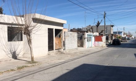 Mujer mayor se siente hostigada en Saltillo; señala a vecino de subir a la azotea y caminar sobre su casa