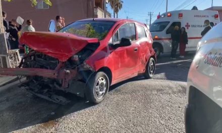 Ignora alto y provoca accidente: tres lesionados en la Vista Hermosa de Saltillo