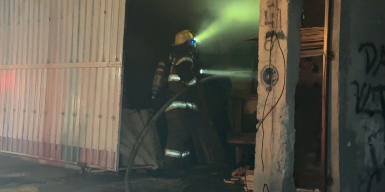 Saltillo: Arde taller en colonia Vista Hermosa