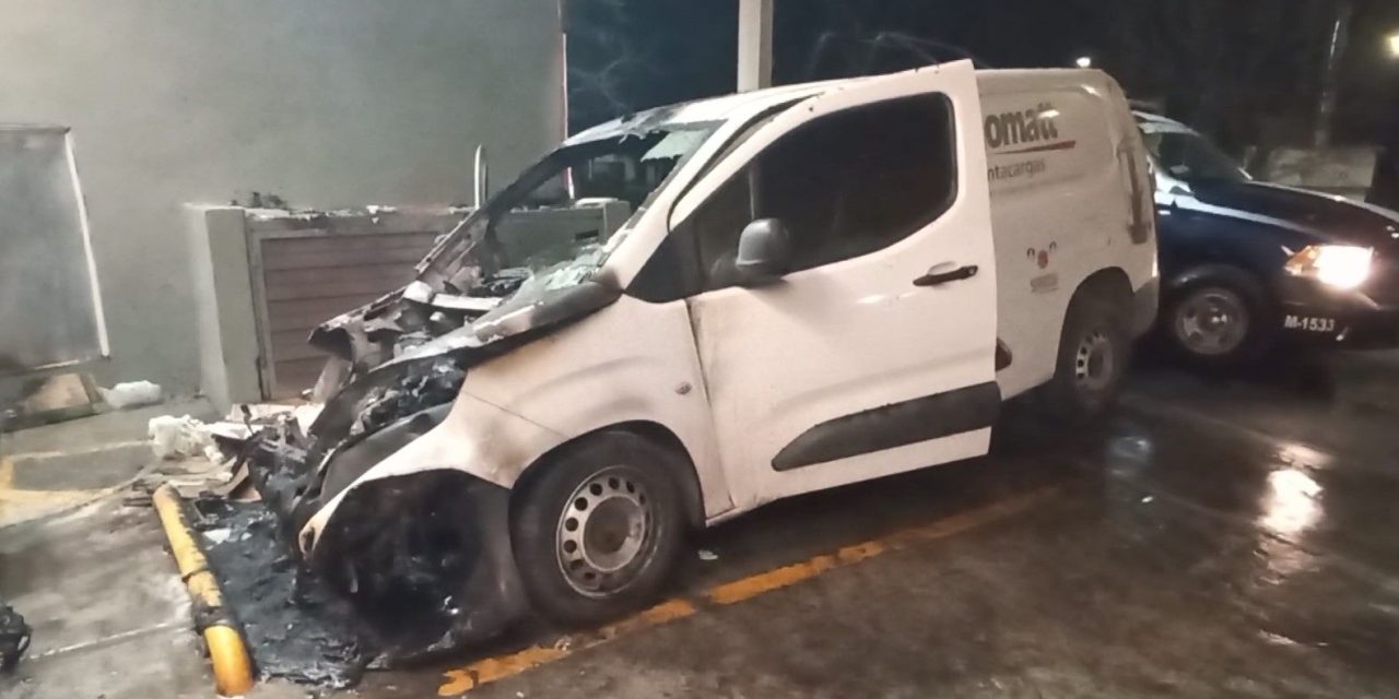 Camioneta estacionada se incendia en Saltillo