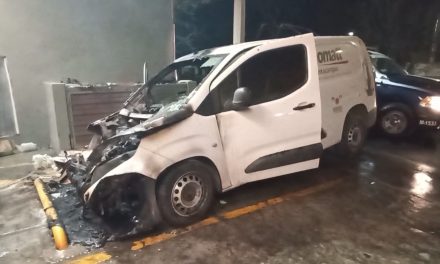 Camioneta estacionada se incendia en Saltillo