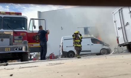 Se incendia camioneta al interior de un bar al norte Saltillo Corto circuito posible causa del siniestro