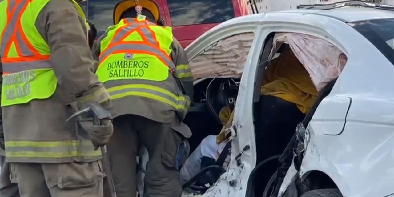 Intenta rebasar por carril contrario y provoca accidente en la colonia Tulipanes de Saltillo