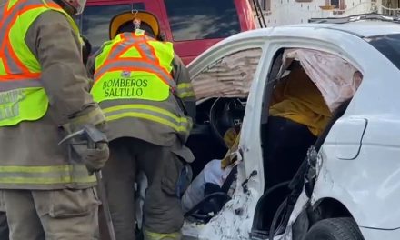 Intenta rebasar por carril contrario y provoca accidente en la colonia Tulipanes de Saltillo