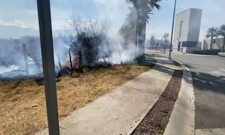 Se incendia lote baldío a metros de estación de gasolina en Saltillo