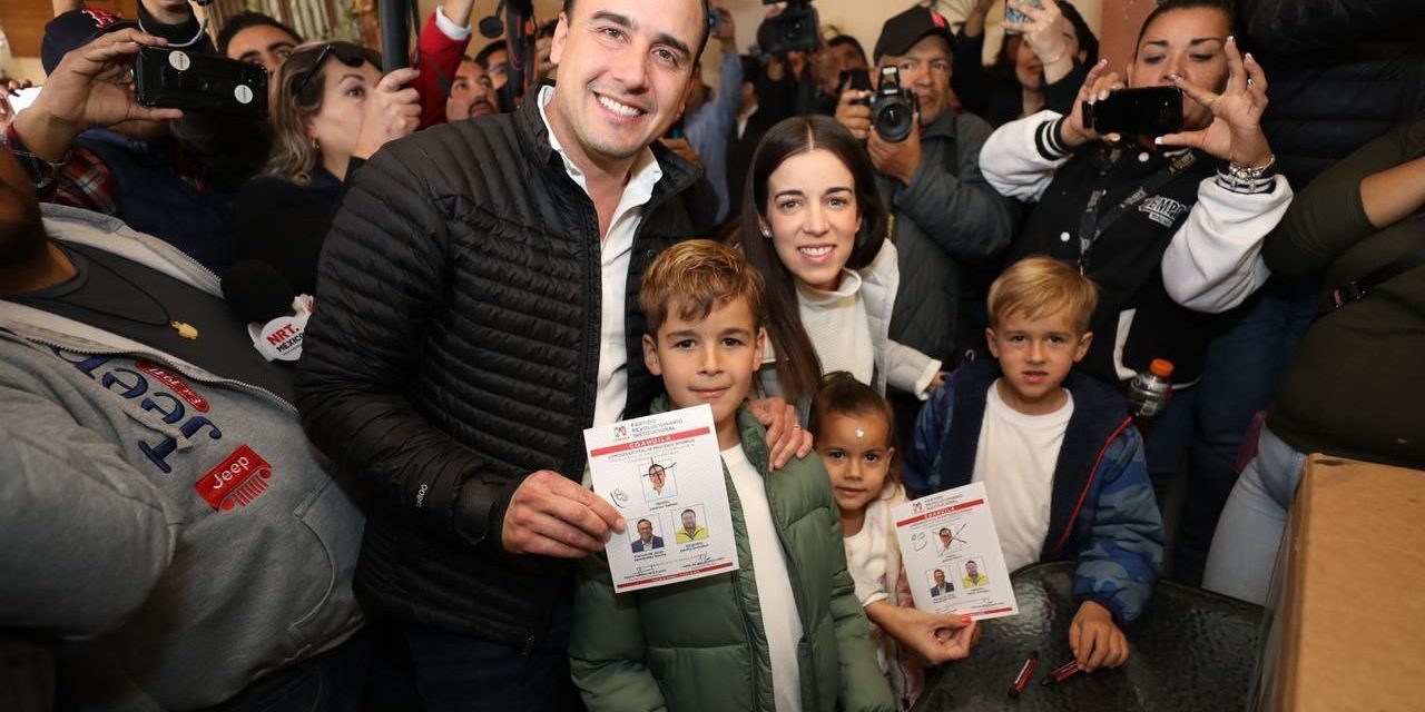 Emite su voto Manolo Jiménez para elegir candidato a gobernador
