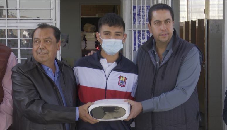 Entrega alcalde de Ramos Arizpe apoyos de ‘Mejora Tu Escuela’