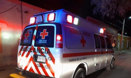 Menor de edad cae de motocicleta; termina en un hospital en Parras de la Fuente