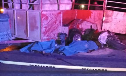 Saltillo: Mueren dos motociclistas; camioneta les quitó derecho de paso cerca del ejido Agua Nueva