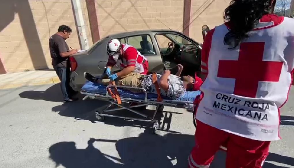 Derriban a motociclista en Saltillo; lo impactan por alcance