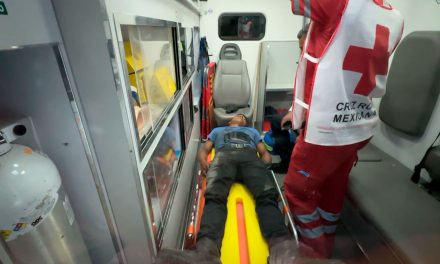 Choca contra trailer en Vito Alessio Robles y se fractura, motociclista fue llevado a un hospital
