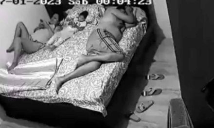 Video: Mujer envía fotos a su amante mientras su esposo y bebé duermen al lado