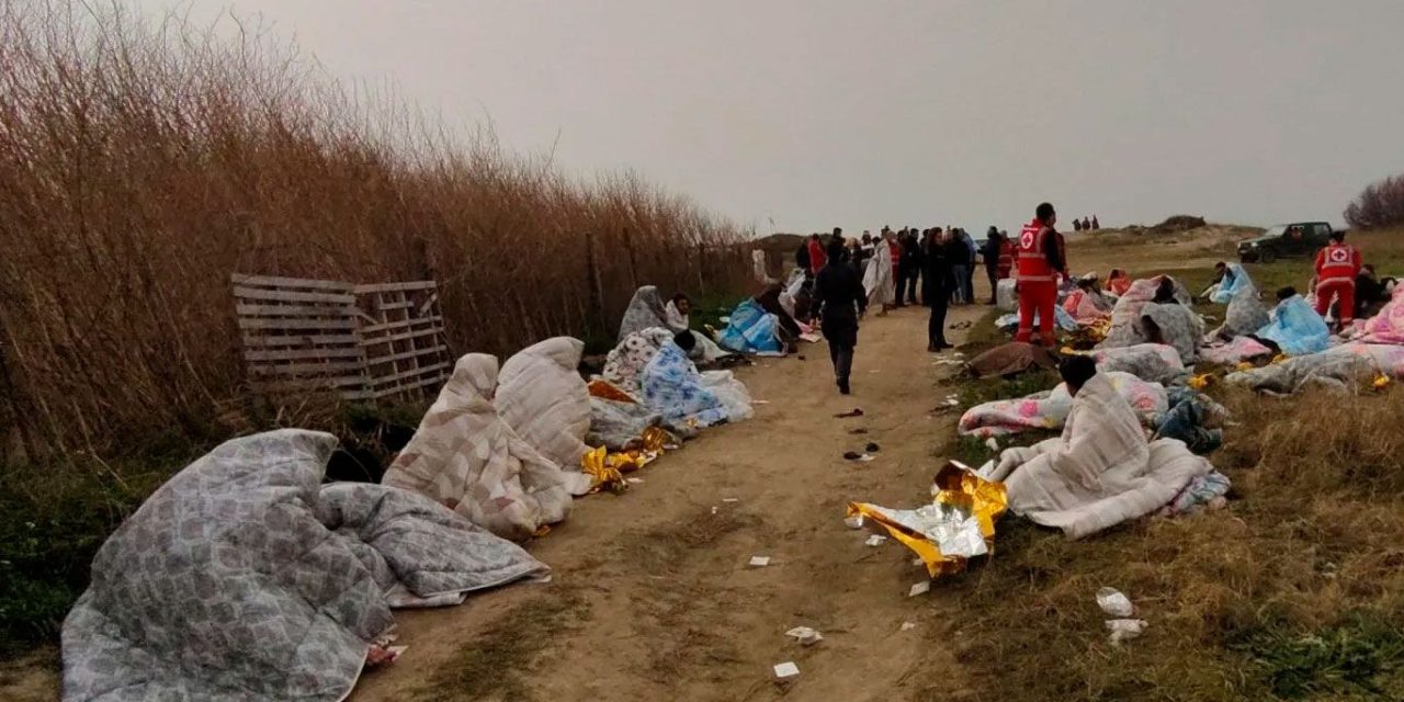 Naufragio de una embarcación con migrantes en Italia deja 60 muertos