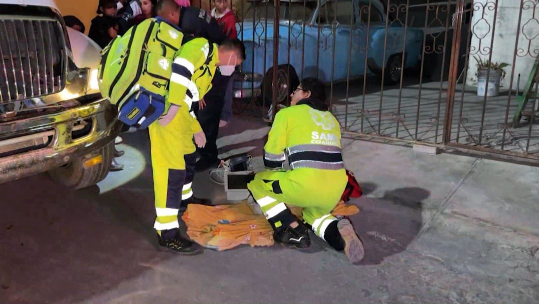 Niño choca contra llanta de combi en colonia Agua Nueva de Saltillo